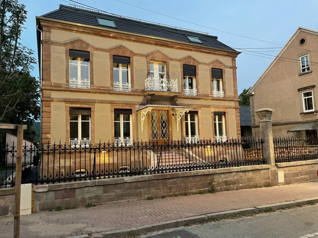 Bâtisse rénovée alliant charme authentique et modernité, avec façade restaurée.