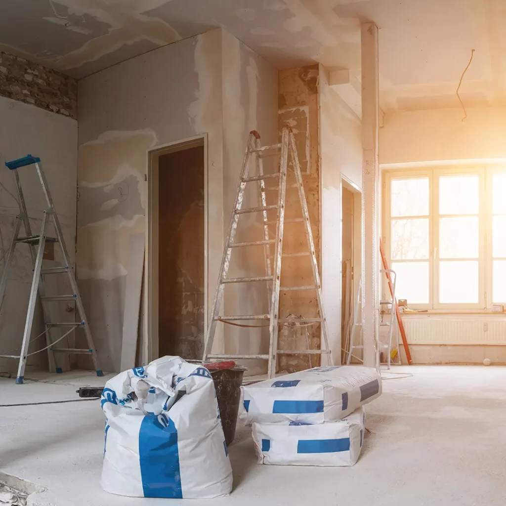 Chantier de rénovation en cours, avec les structures et matériaux préparés pour les prochaines étapes de travaux.